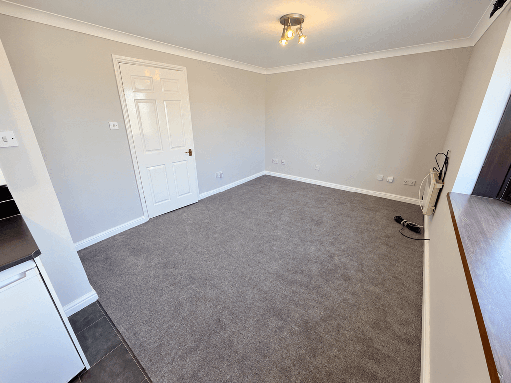 Property photo 3 of 11 94935F62-B5d4-42E0-8ba5-48d0Cb2357ba