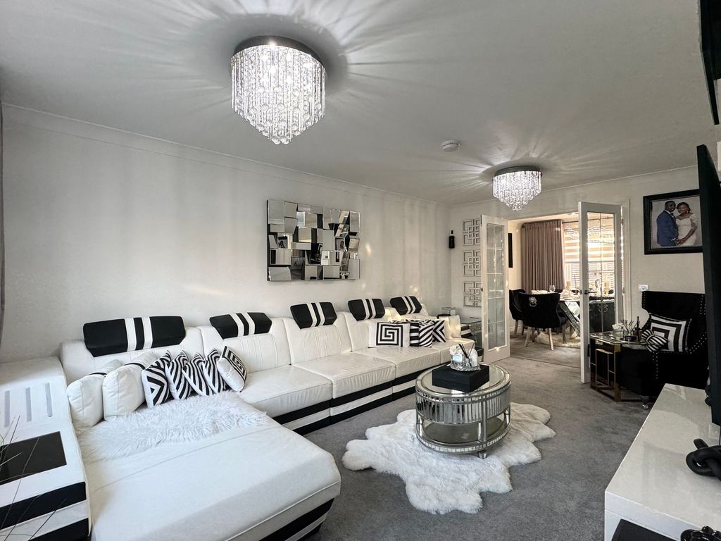 Property photo 3 of 25 Living Room