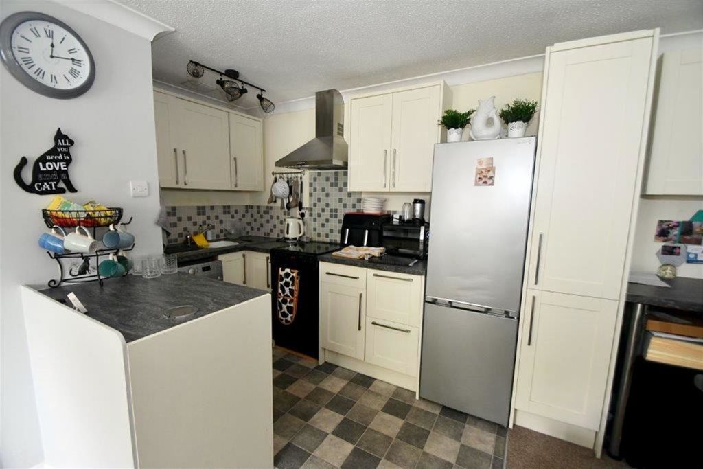 Property photo 3 of 10 Kitchen