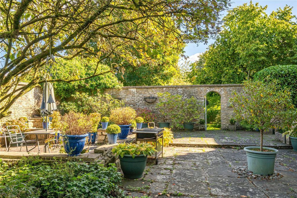 Property photo 3 of 25 Patio Garden