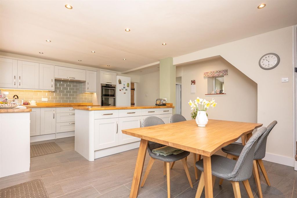 Property photo 2 of 37 10Bearsroad,Paston-35.Jpg