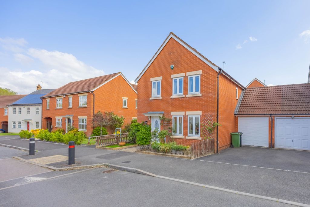 Property photo 1 of 23 Ewemove Taunton - Burge Crescent (23)