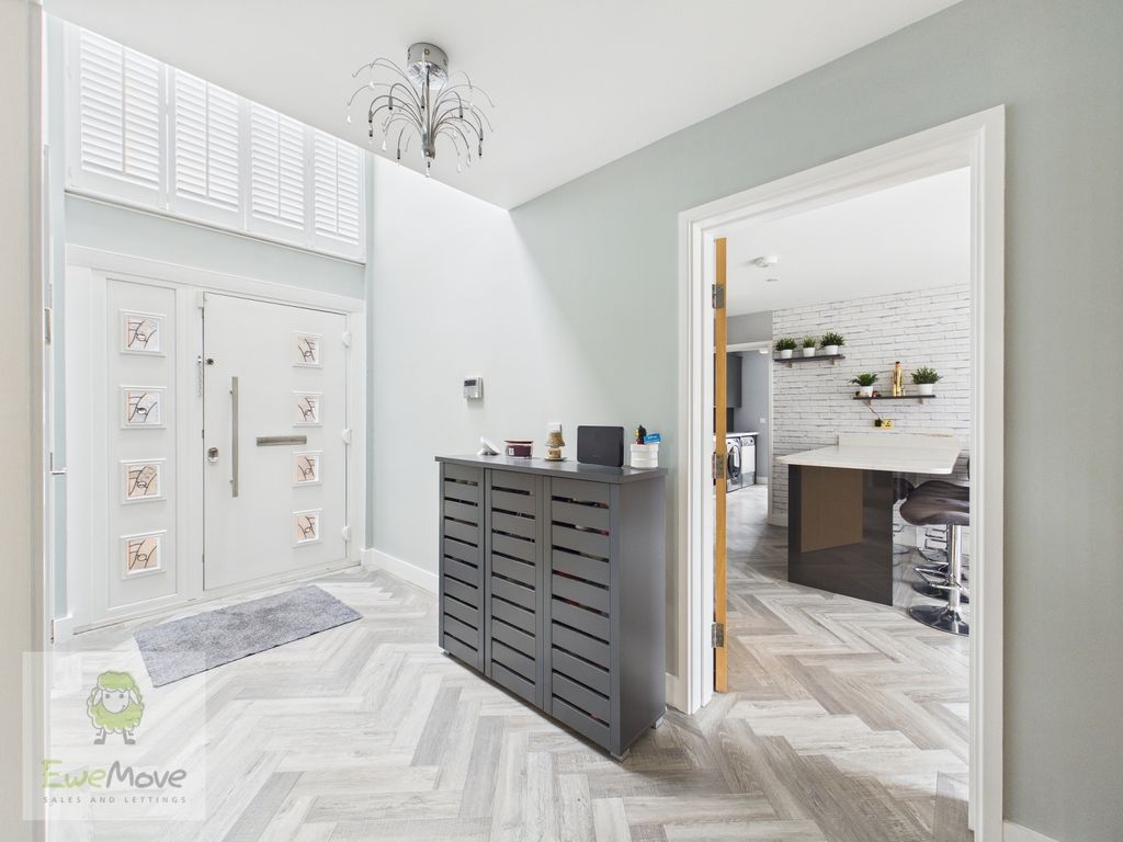 Property photo 2 of 37 Entrance Hall