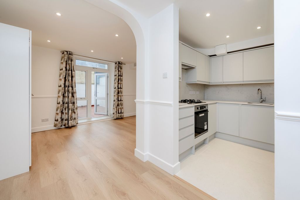 Property photo 3 of 9 1@27 Craven Terrace-1946.Jpg