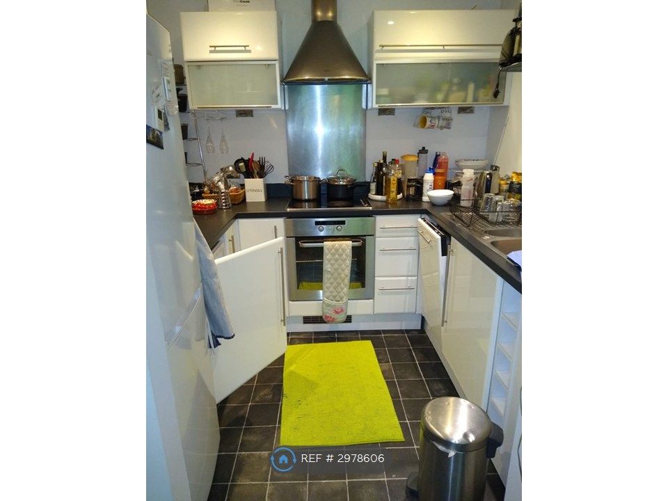 Property photo 3 of 10 Kitchen