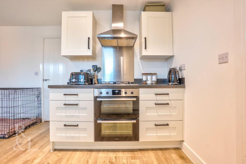 Property photo 3 of 28 9 Ivatt Close (11).Jpg