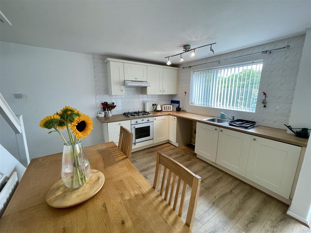 Property photo 3 of 10 Kitchen/Dining Area