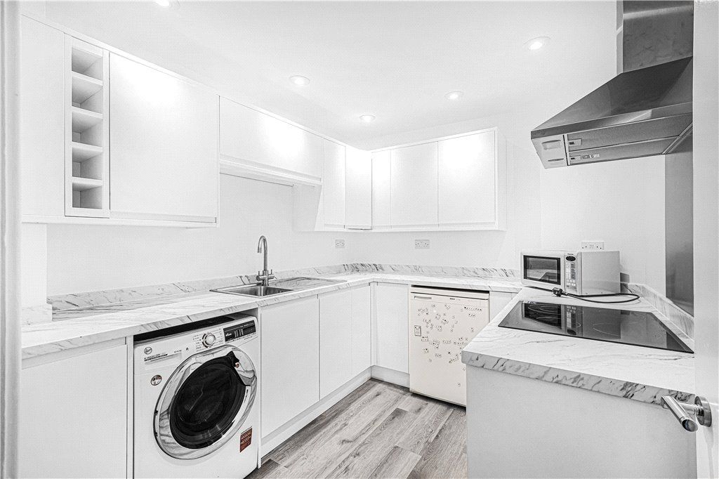 Property photo 3 of 10 Kitchen