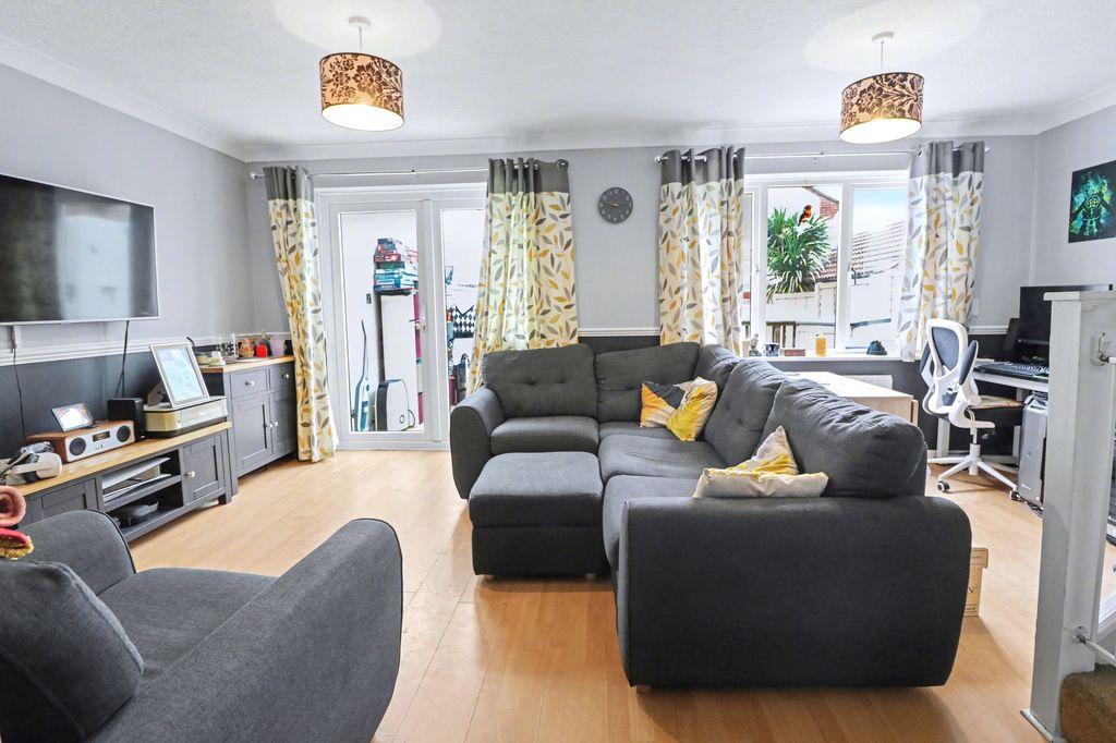 Property photo 2 of 11