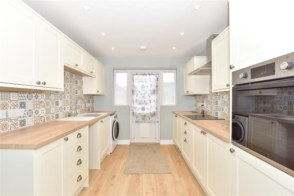 Property photo 3 of 9 Kitchen