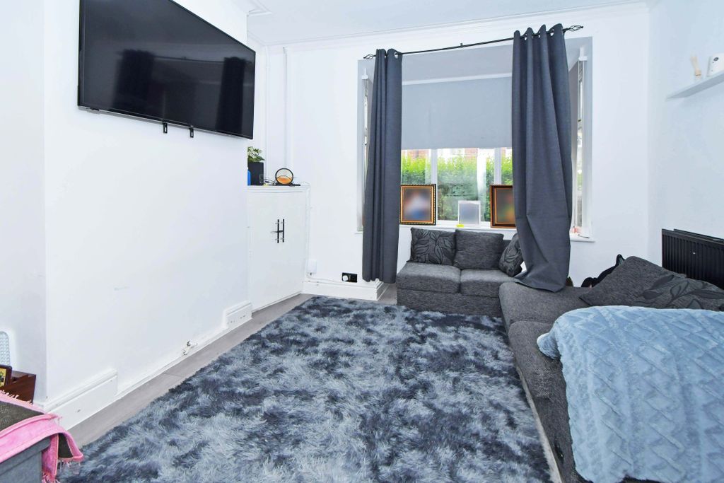 Property photo 3 of 11 Living Room