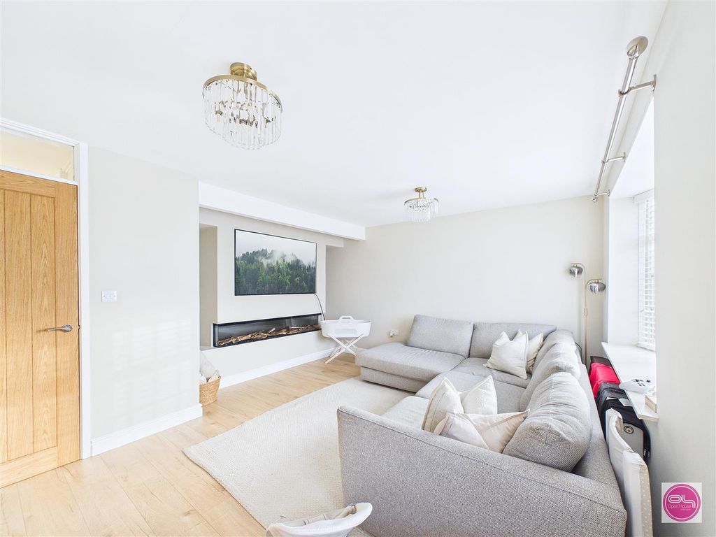 Property photo 1 of 24 Hawthorn Cresent, Stapenhill (13).Jpg