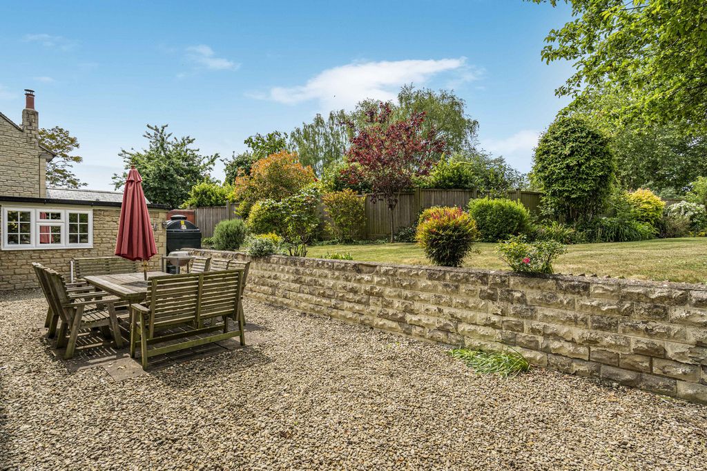 Property photo 2 of 34