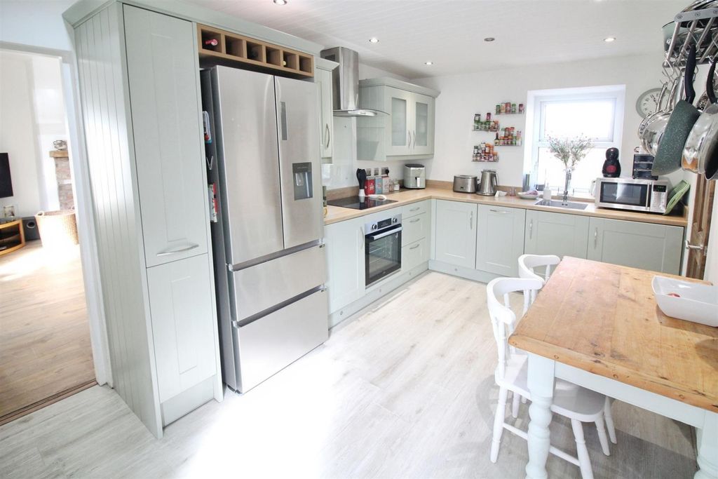 Property photo 2 of 10 Kitchen/Diner