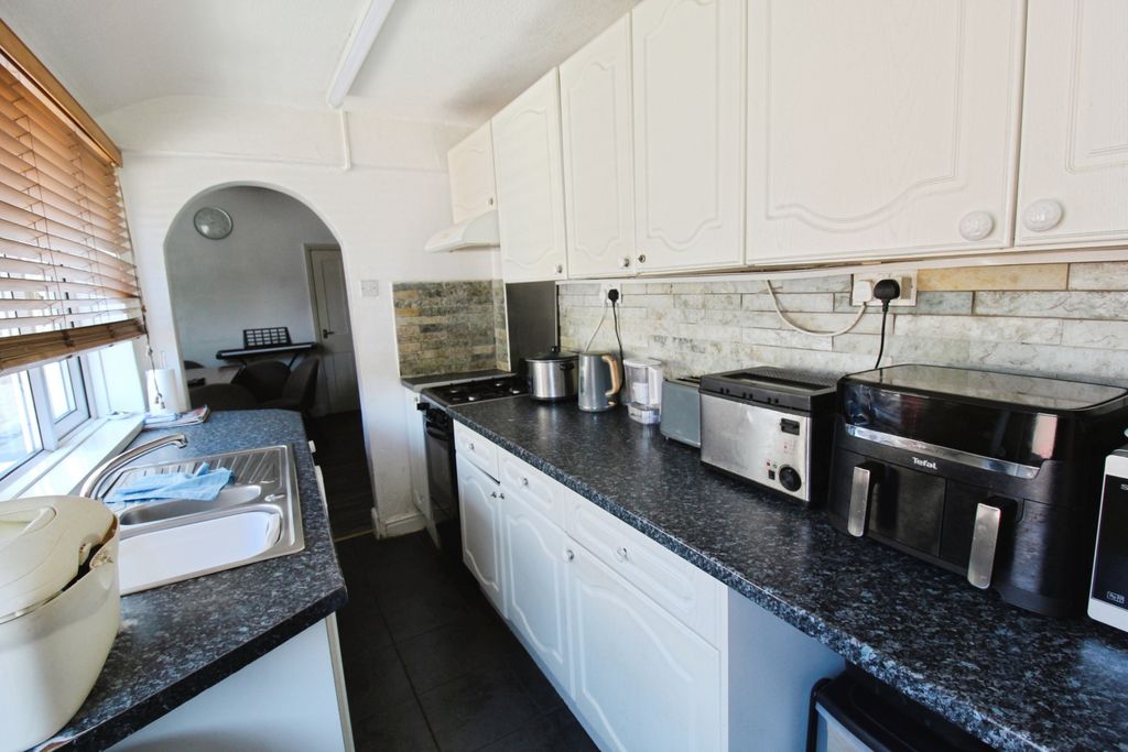 Property photo 3 of 12 Kitchen