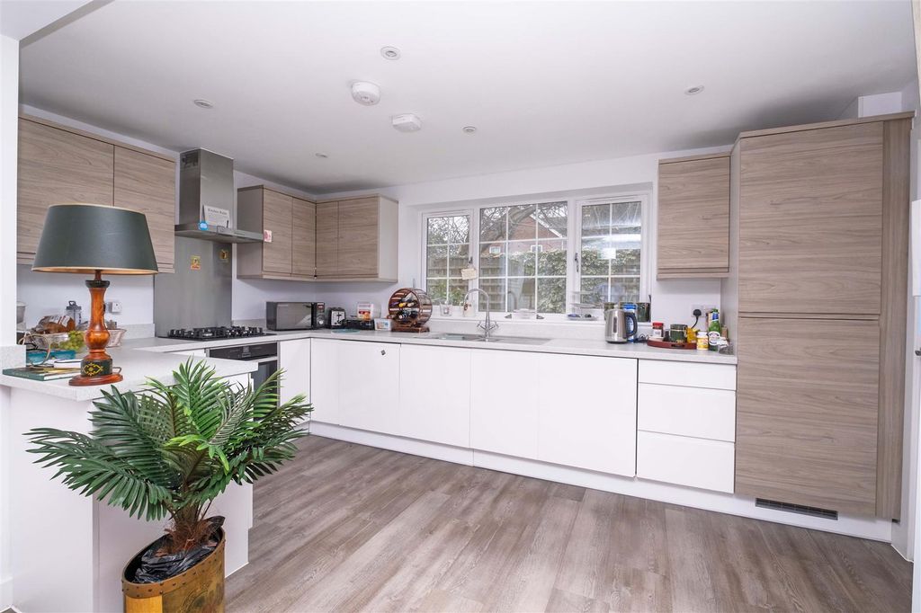 Property photo 1 of 12 Beautiful Modern Kitchen