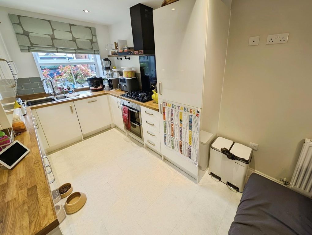 Property photo 3 of 15 21 Churchill Gardens Kitchen 3.Jpg