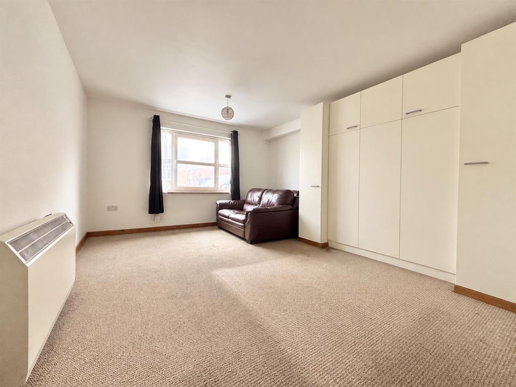 Property photo 2 of 5 Living Room/Bedroom