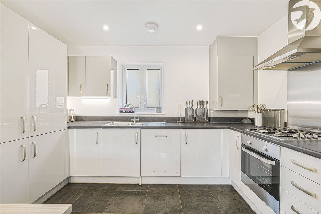 Property photo 3 of 18 Kitchen