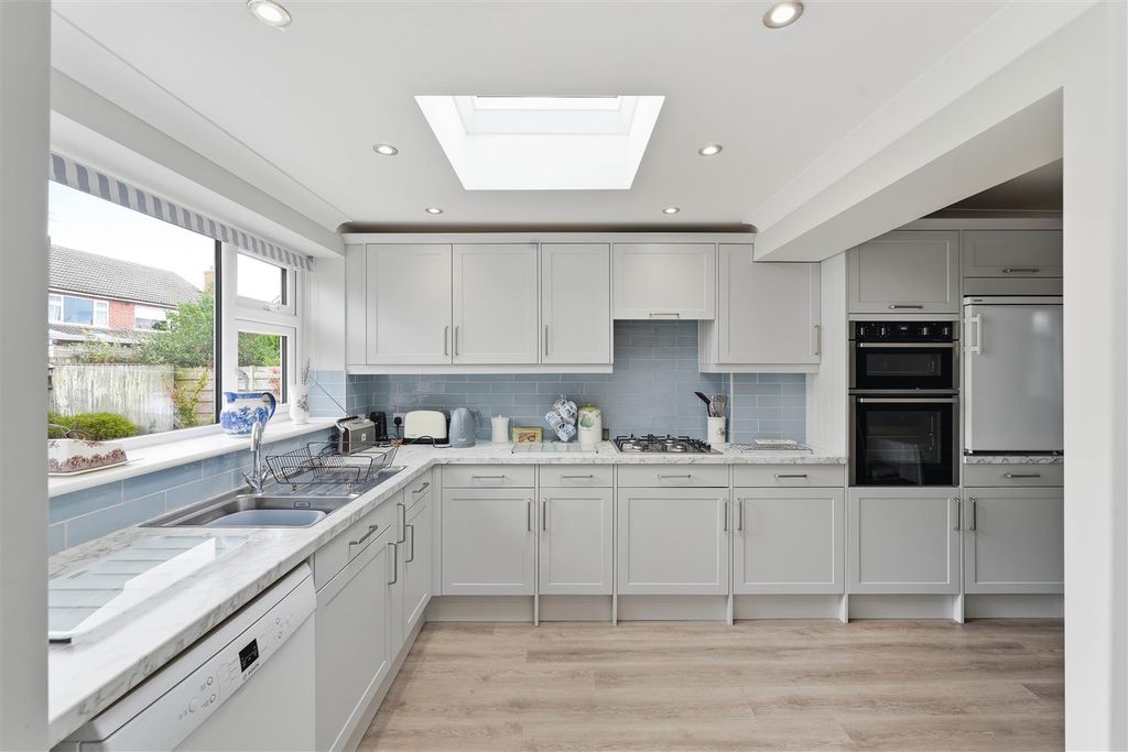 Property photo 3 of 19 Kitchen