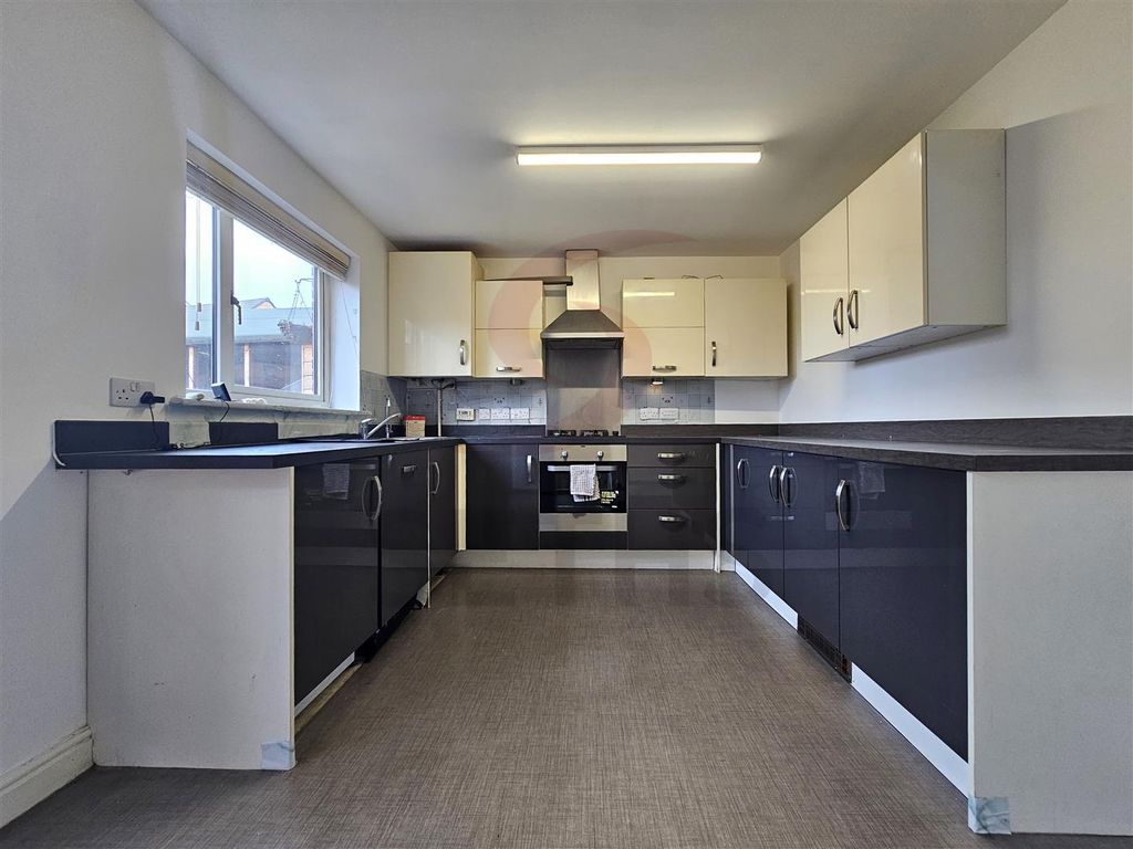 Property photo 3 of 11 Kitchen