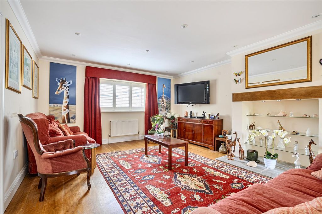 Property photo 2 of 19 Sitting Room