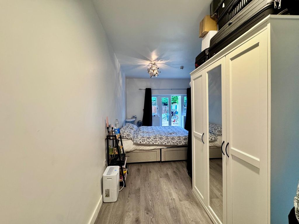 Property photo 3 of 6 Flat 2 3 Eastcote Road (10)