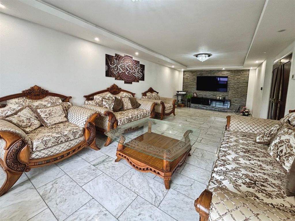 Property photo 3 of 20 Lounge