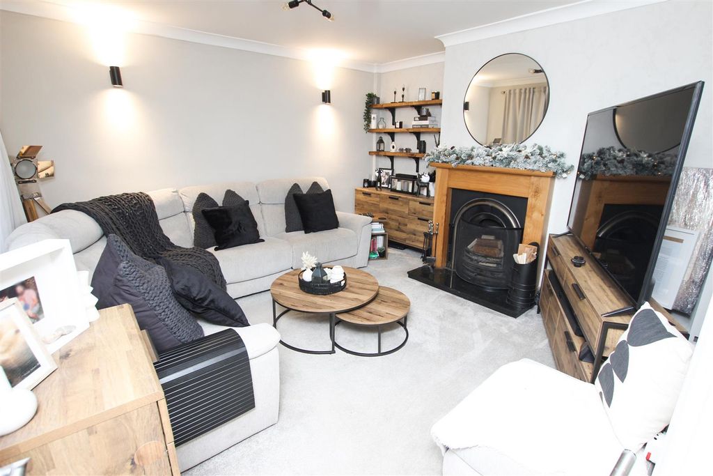 Property photo 2 of 20 Front Facing Lounge