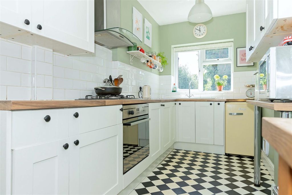 Property photo 2 of 18 54 Lyndhurst_13.Jpg