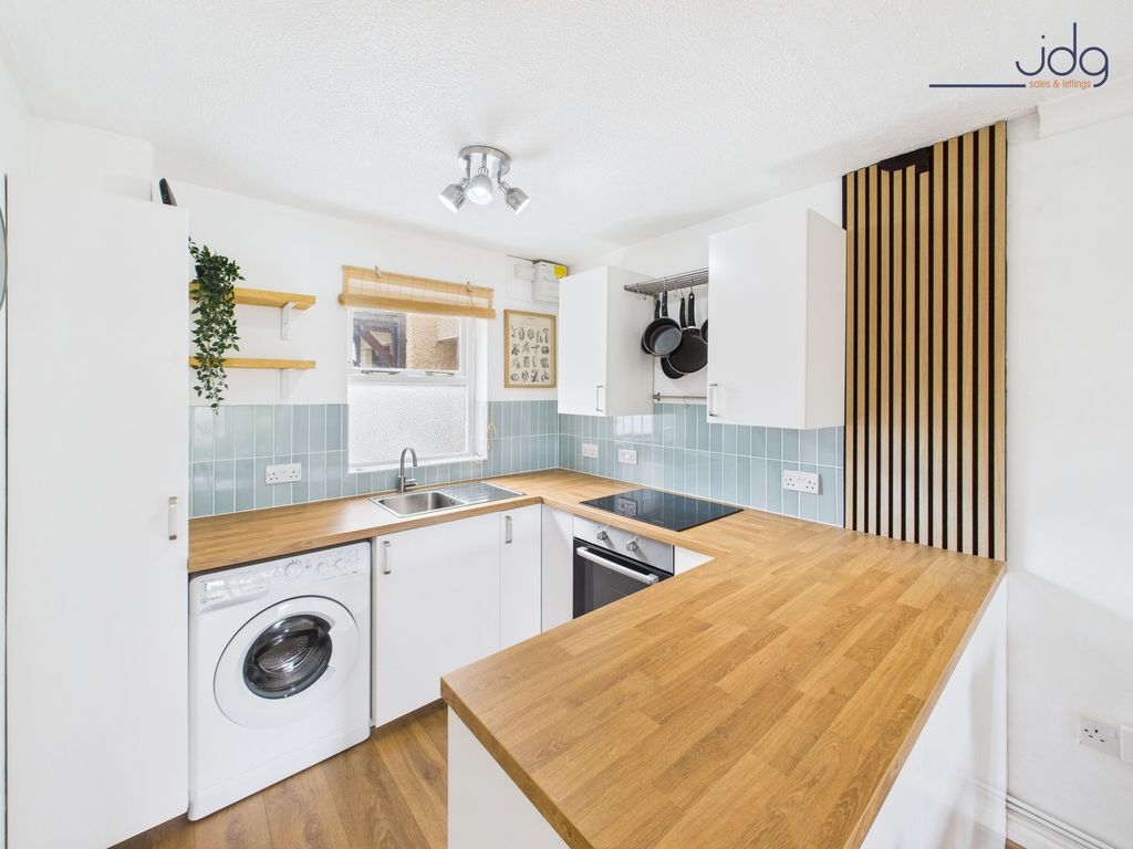 Property photo 2 of 9 Modern Kitchen