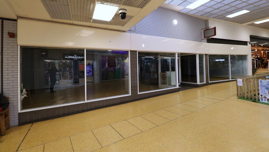 Property photo 1 of 2 Extensive Display Frontage