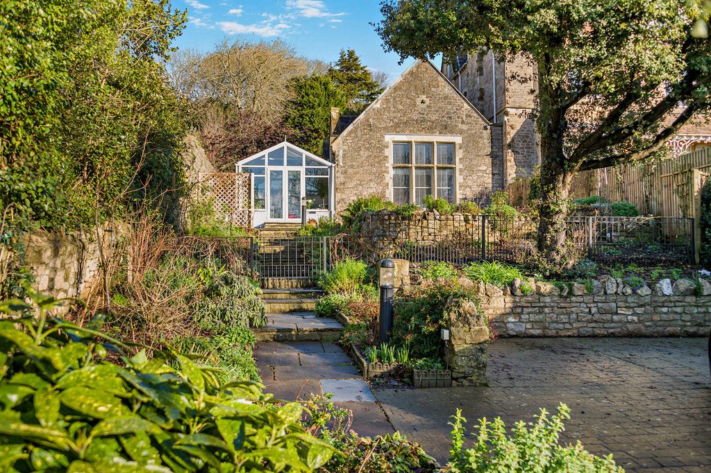 Property photo 1 of 28