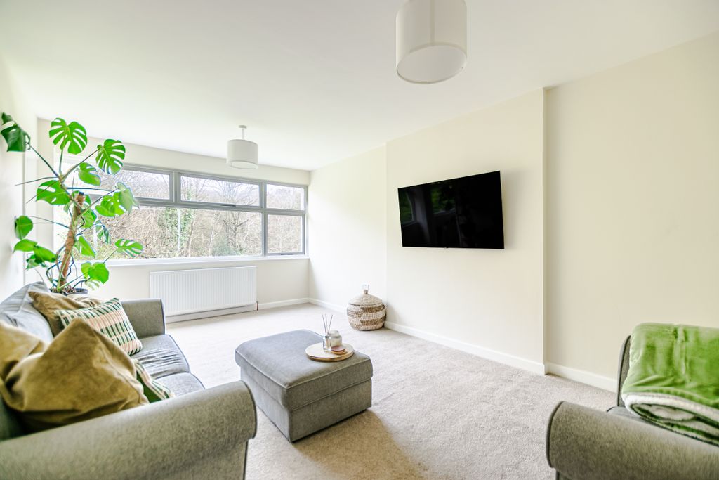 Property photo 2 of 20 Lounge1