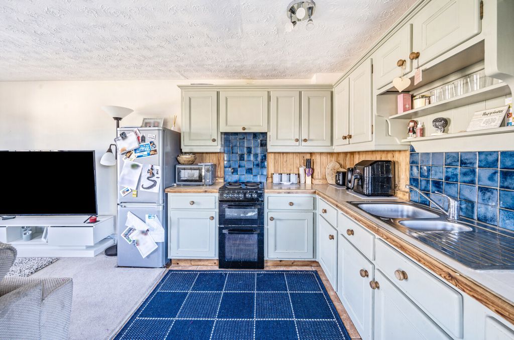 Property photo 3 of 11 Kitchen