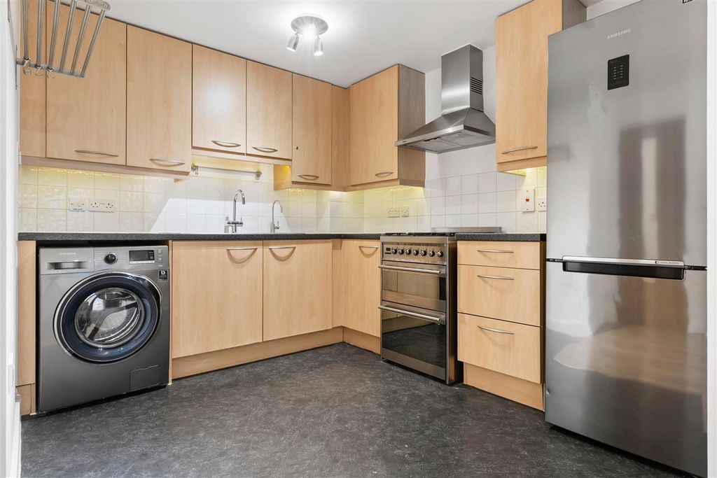 Property photo 3 of 7 Kitchen