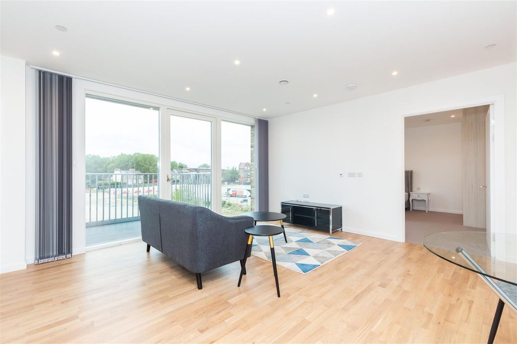 Property photo 2 of 10 5 Kingwood Apartments-2.Jpg