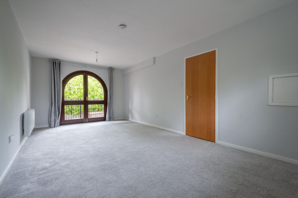 Property photo 3 of 13 Flat 15 Amberley House-4