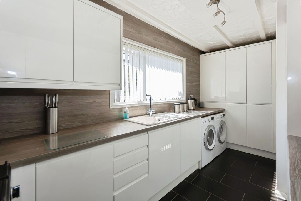 Property photo 3 of 17 Kitchen