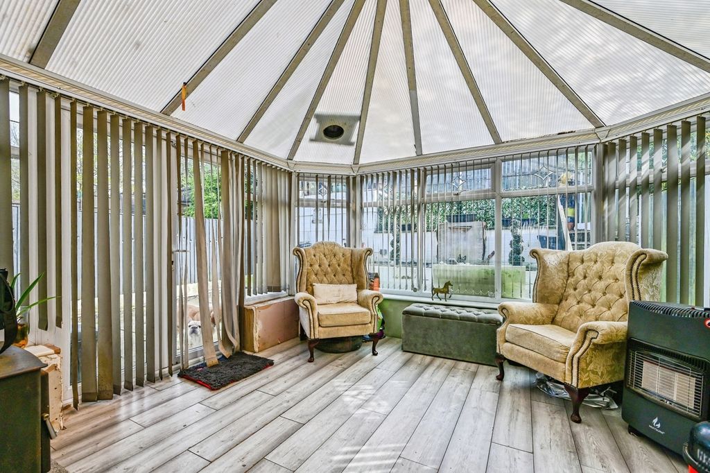 Property photo 3 of 8 Conservatory