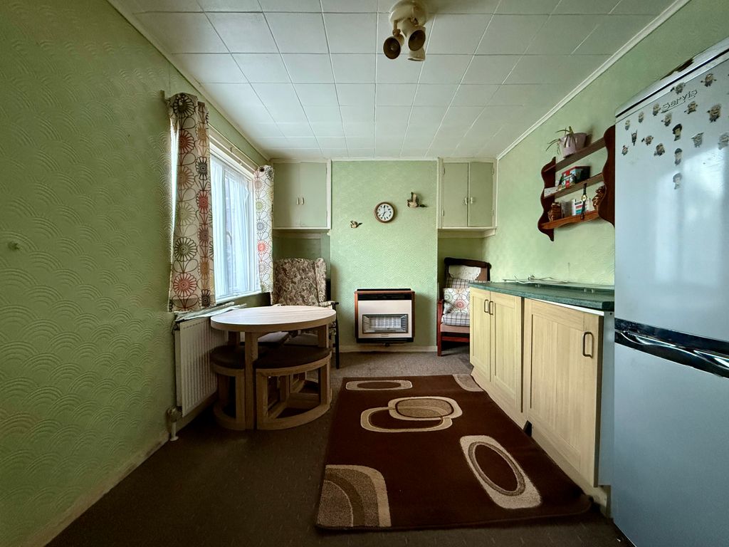 Property photo 3 of 10 Kitchen Dining