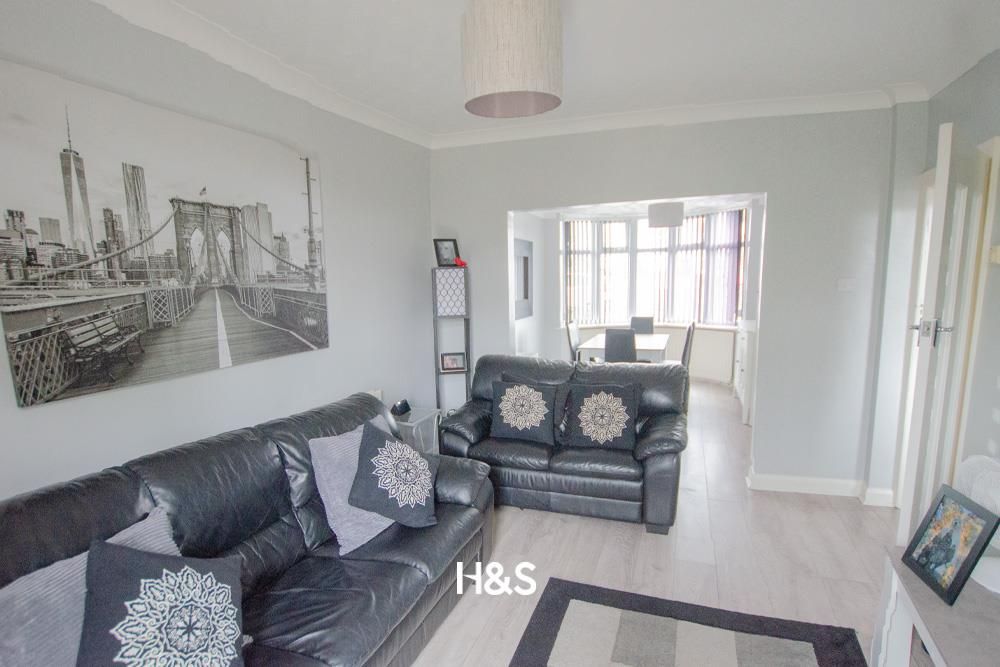 Property photo 3 of 15 191 Valley Road - Lounge.Jpg