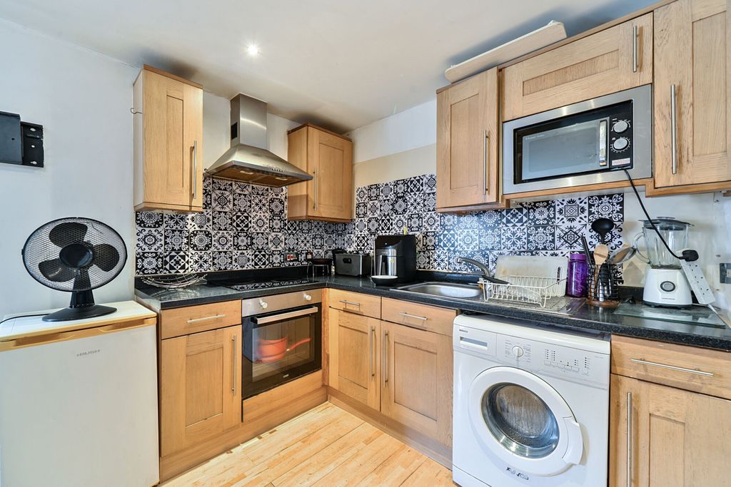 Property photo 2 of 17 Studio/Kitchen