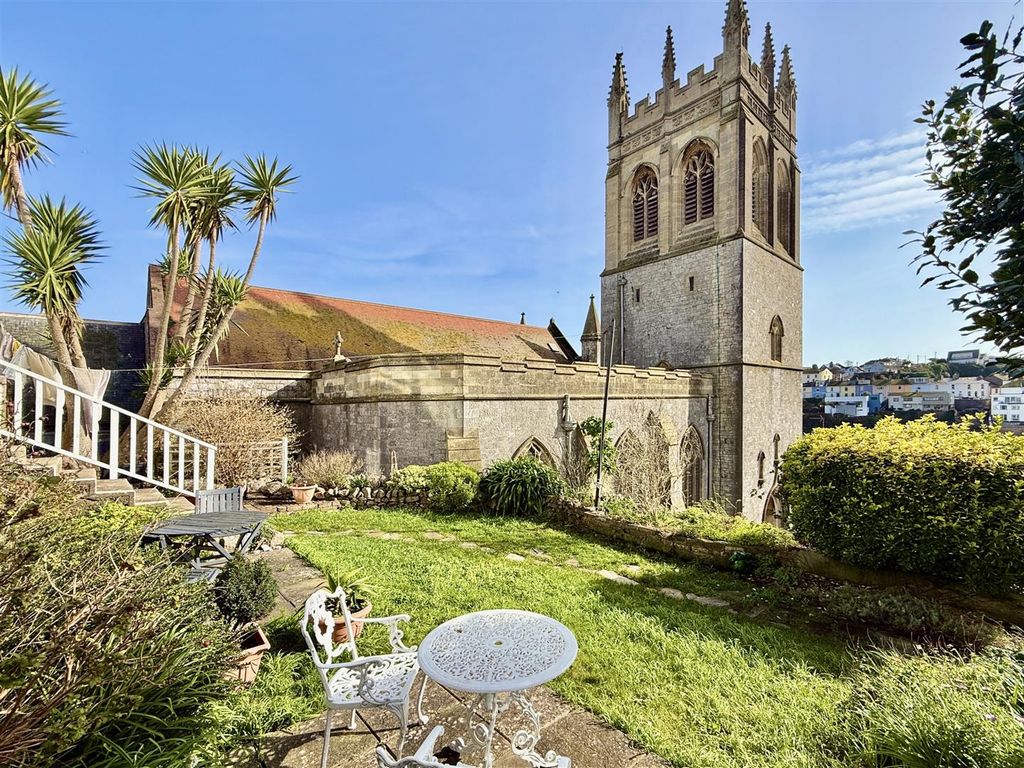 Property photo 3 of 24 Communal Front Garden.Jpg