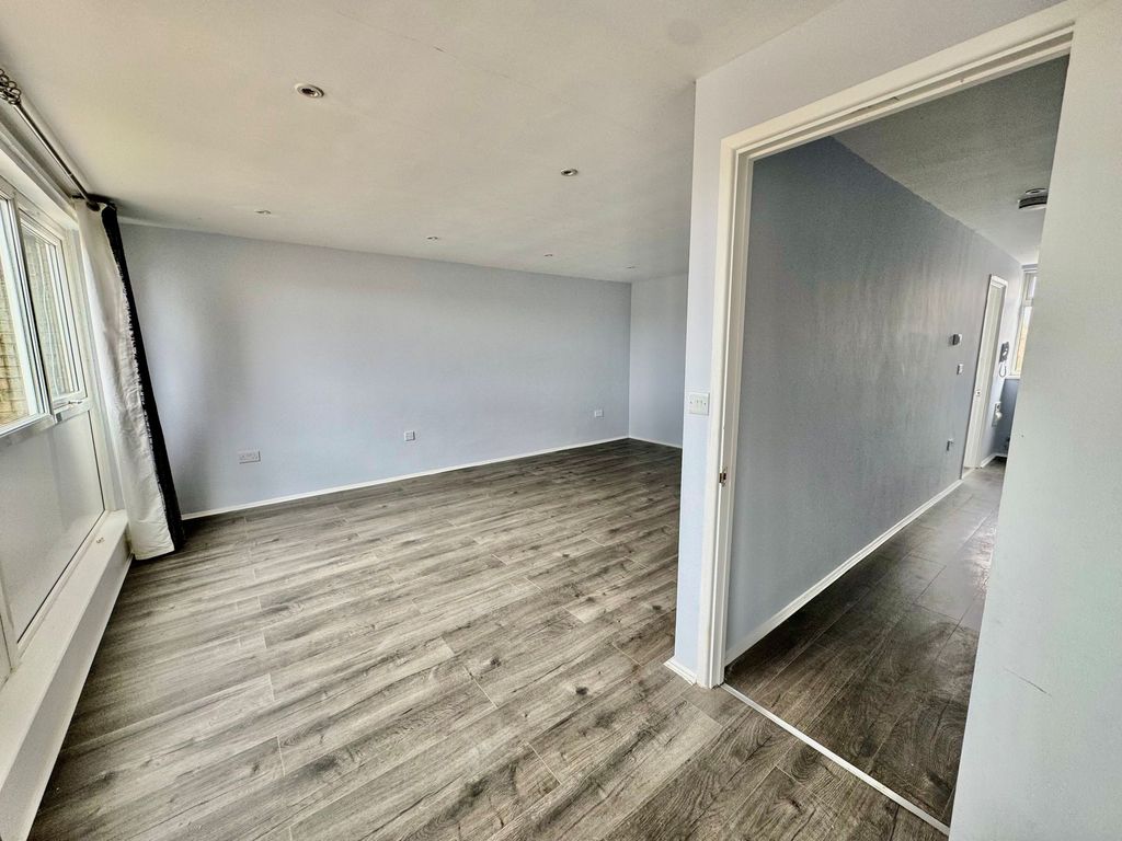 Property photo 3 of 15 Lounge