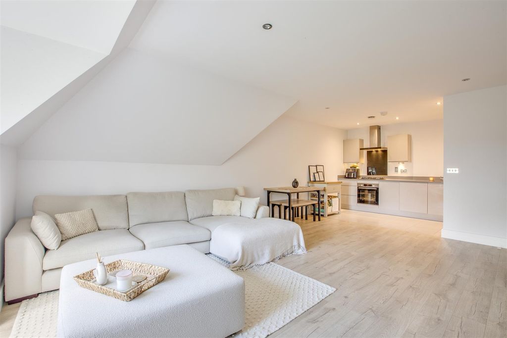 Property photo 2 of 10 8 The Pines, Amersham Road, Hp13 6Pn-10.Jpg