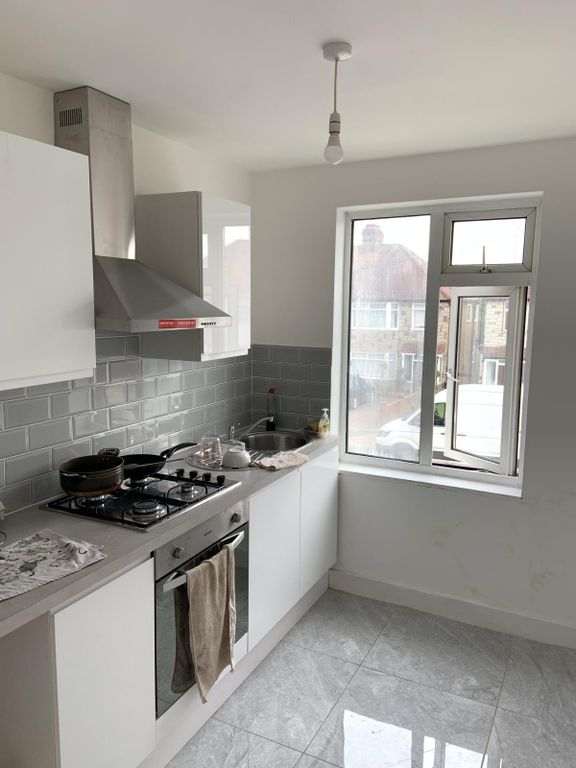 Property photo 1 of 5 Flat For Rent