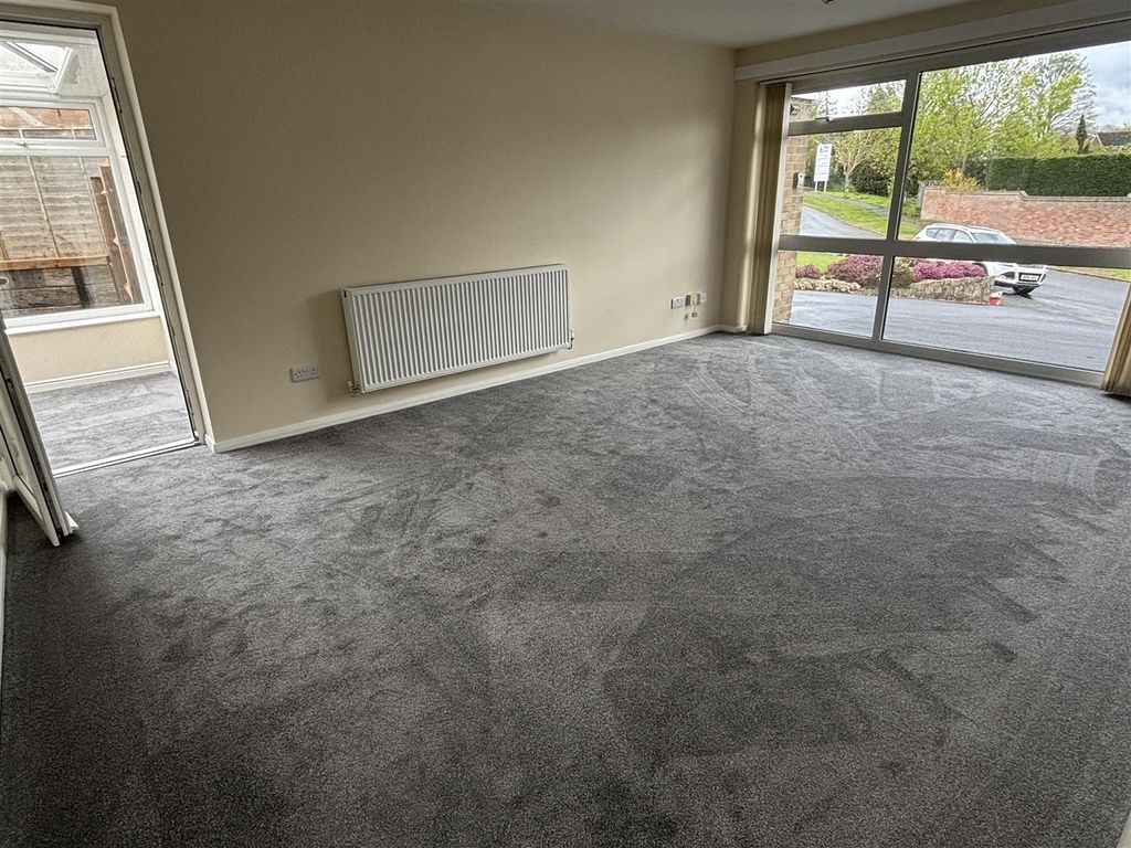 Property photo 3 of 21 Lounge