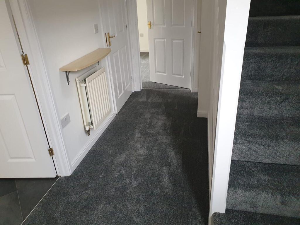 Property photo 2 of 10 Hallway