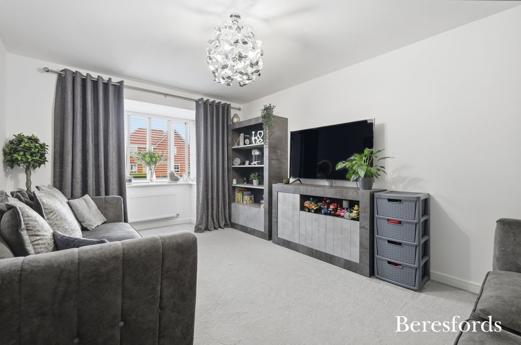 Property photo 3 of 18 Living Room